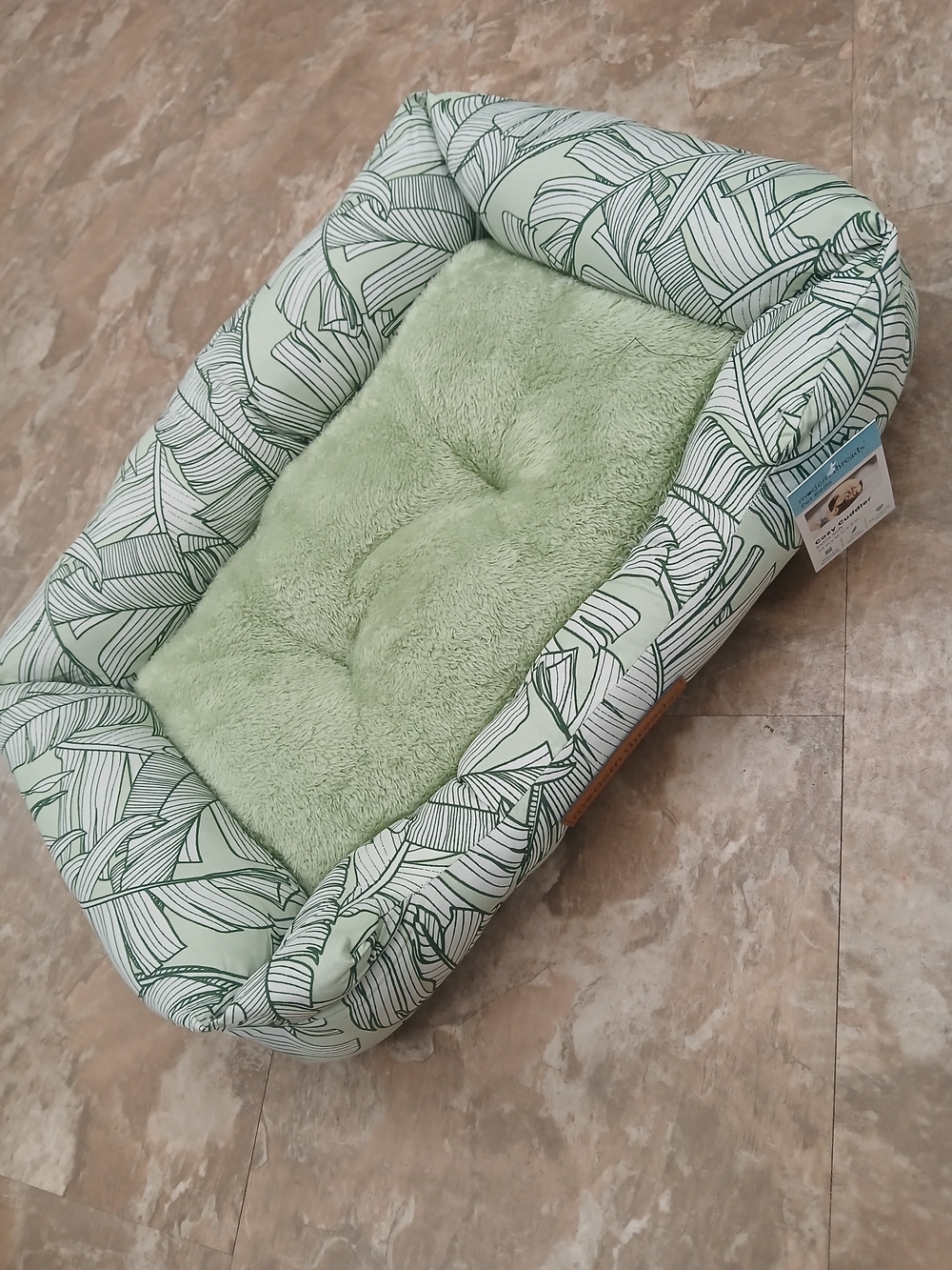 Plush Green Leaf-Print Pet Bed - Soft Sage Cushion